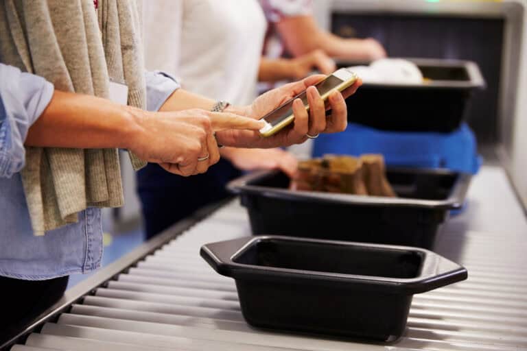 12 reasons travel experts say you shouldn’t put your phone in airport security bins