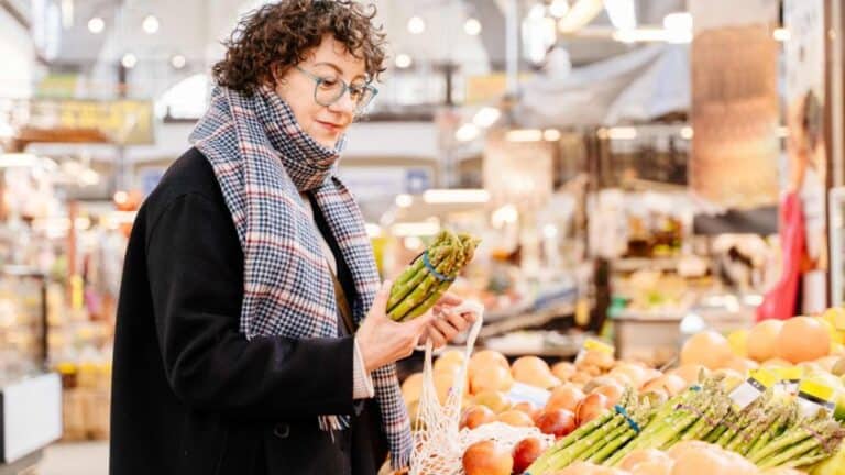 12 Common Signs That Suggest a Woman Is Financially Struggling
