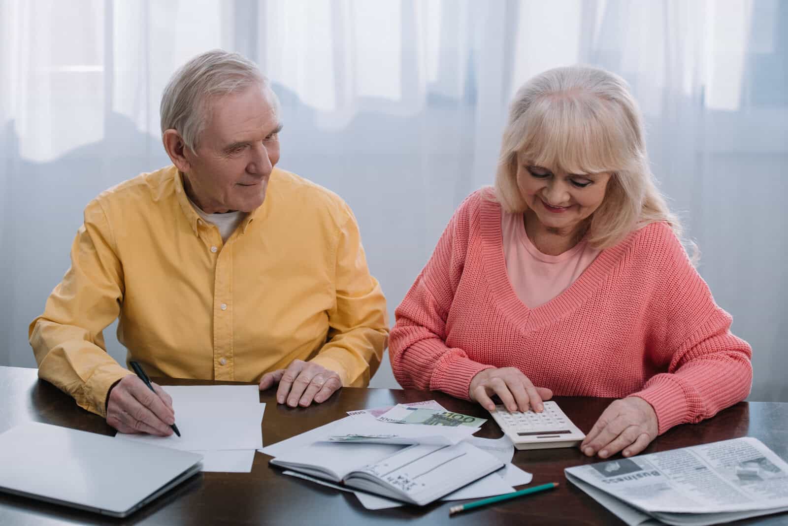 15 habits middle-class families have that the wealthy would never dream of 