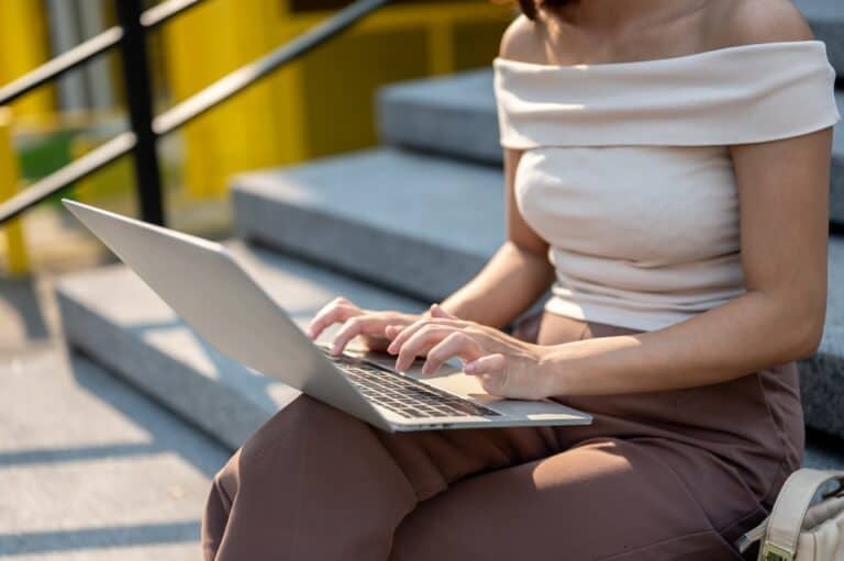 12 personality traits often linked to women who shake their leg while sitting