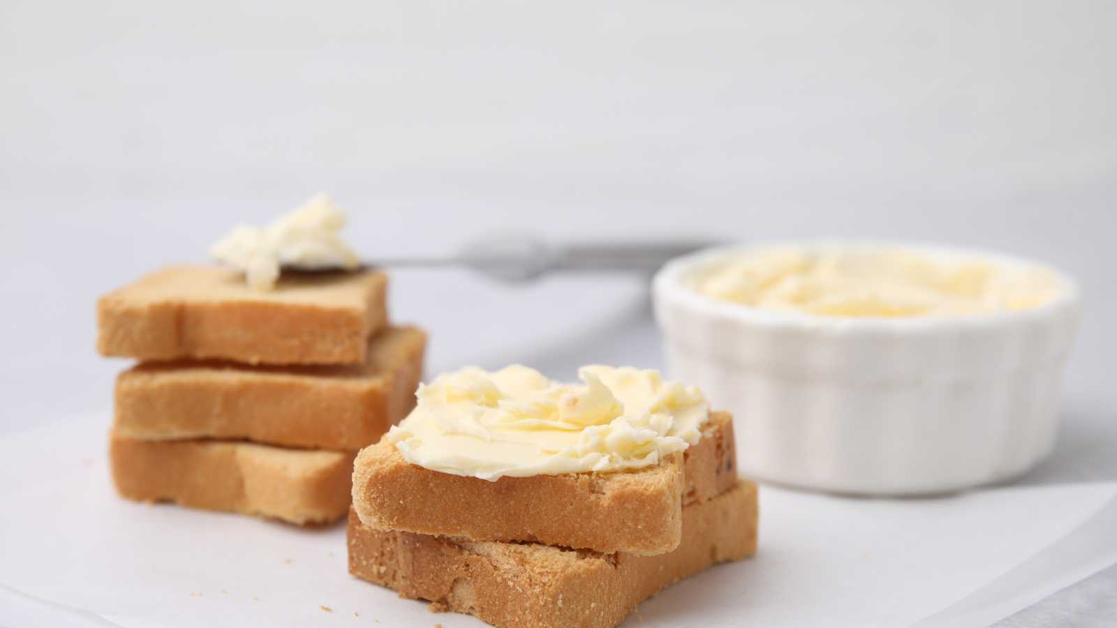 margarine spread on bread