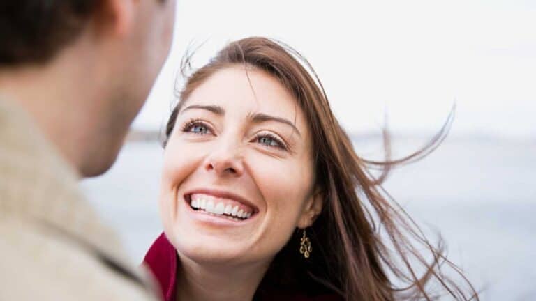 12 Ways Men React When They Spot a Pretty Woman