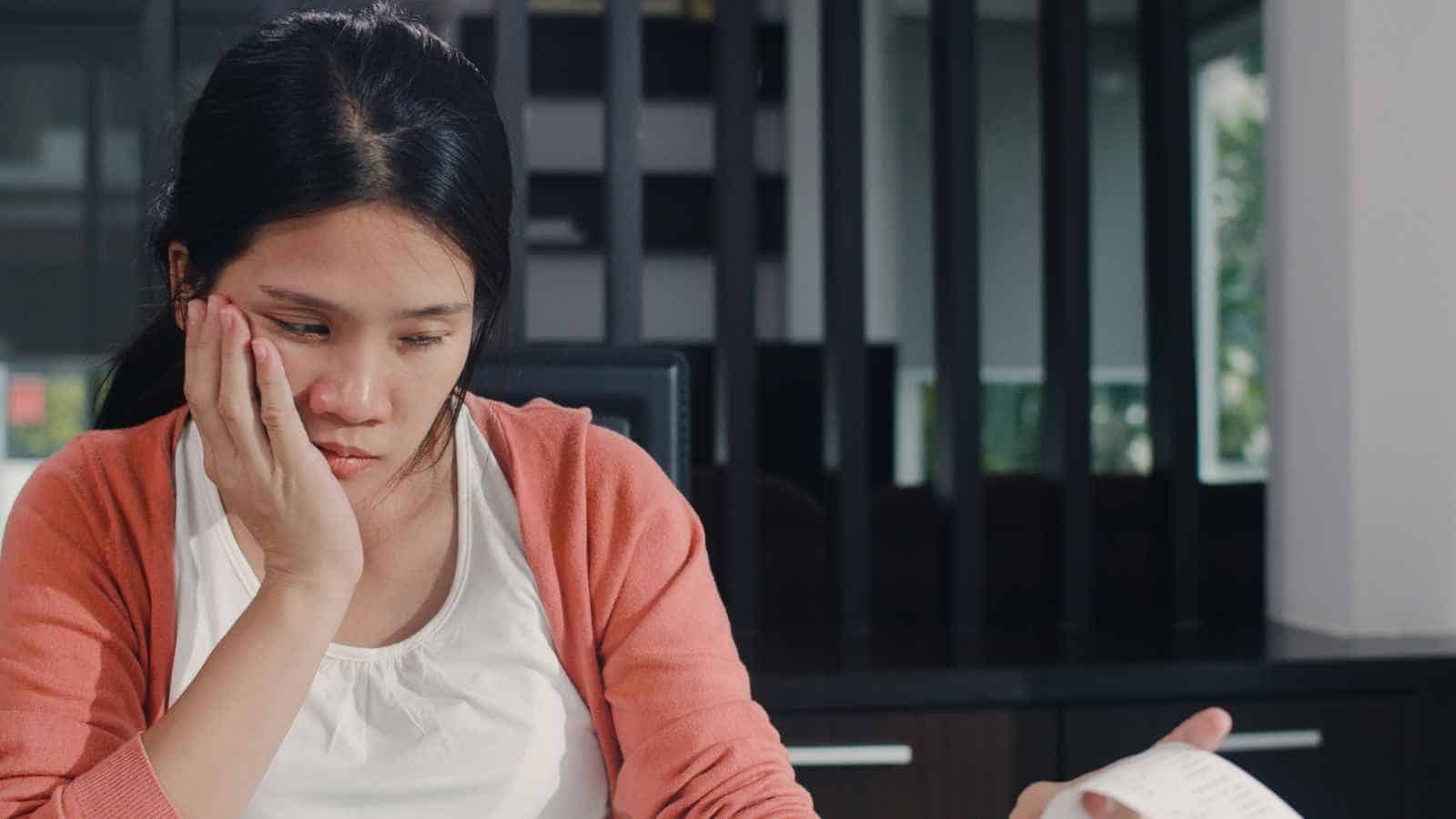 12 Common Signs That Suggest a Woman Is Financially Struggling
