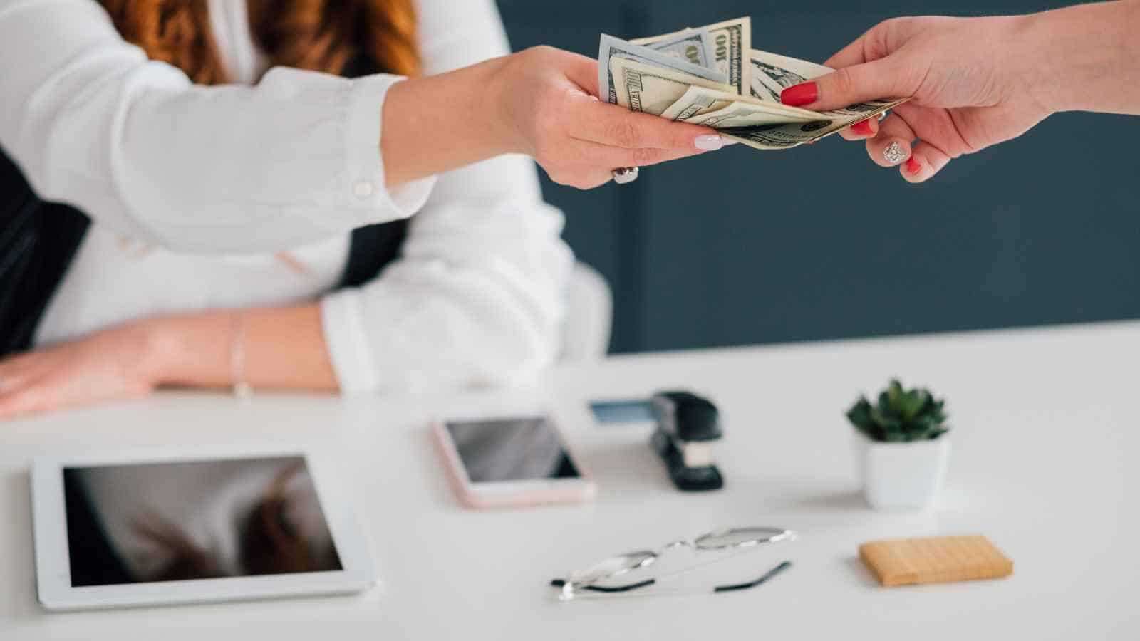 12 Common Signs That Suggest a Woman Is Financially Struggling