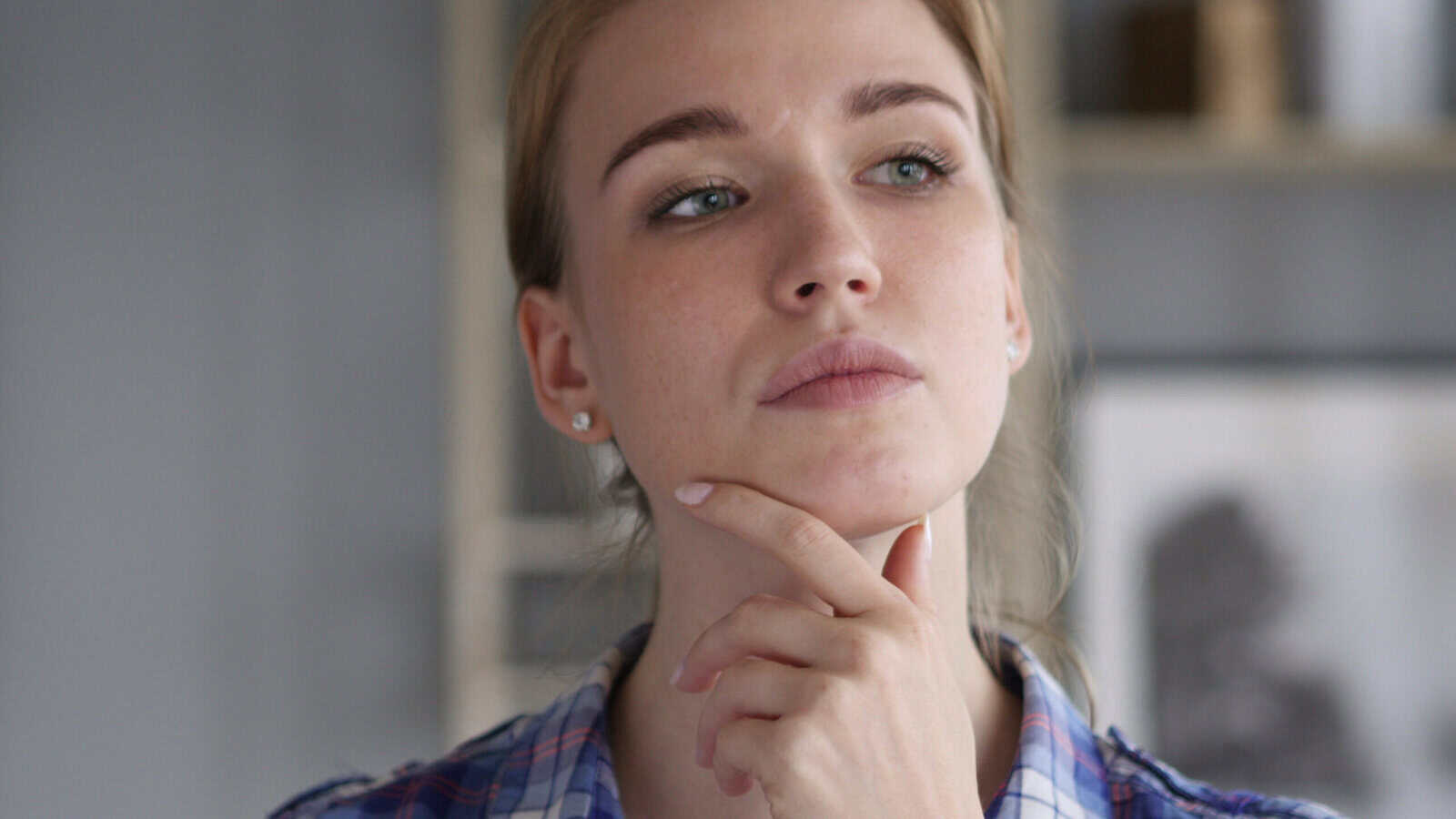 14 things women do that lower their chances with men