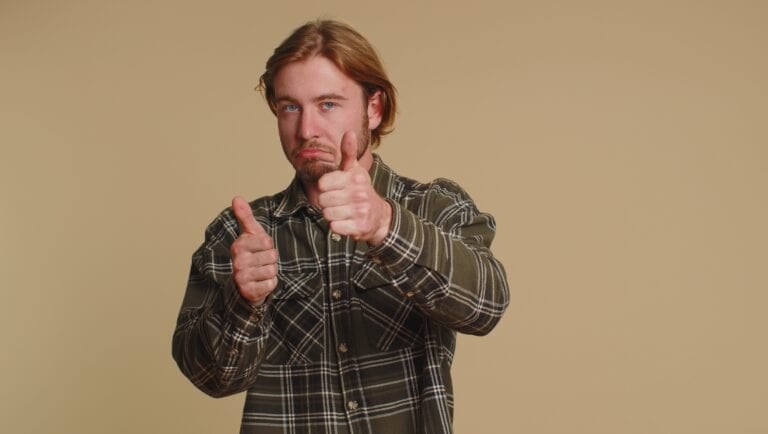 Strange body language habits that can appear when someone is lying
