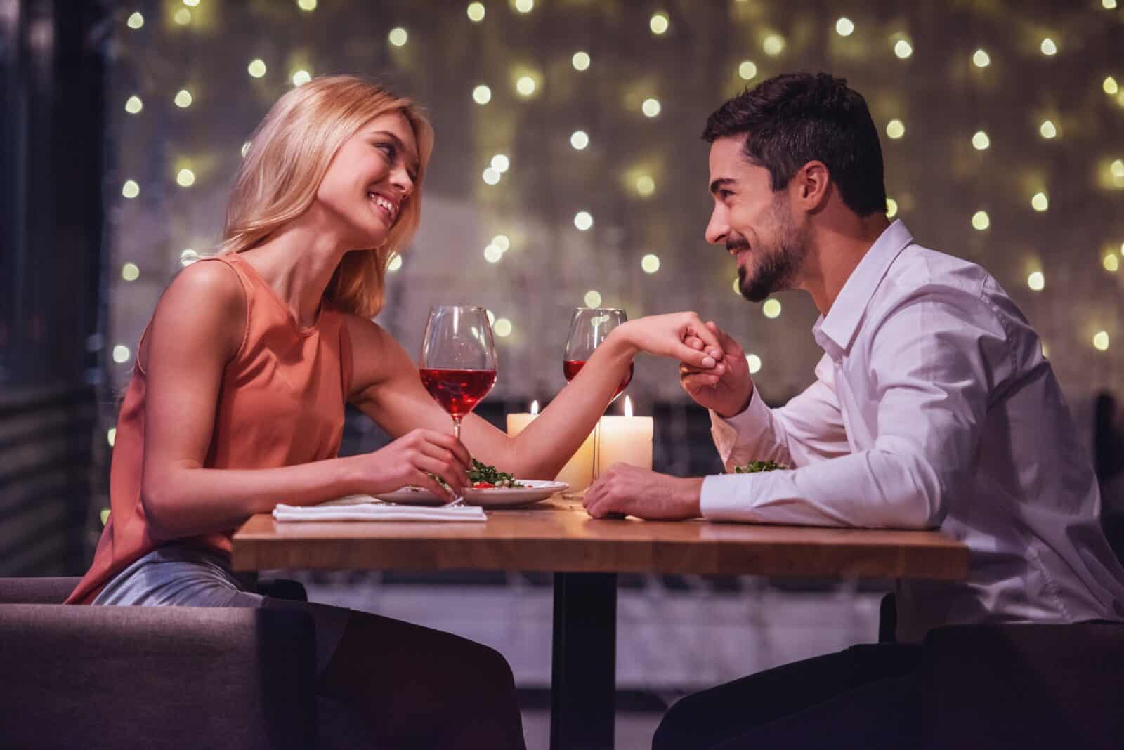 12 Ways Men React When They Spot a Pretty Woman