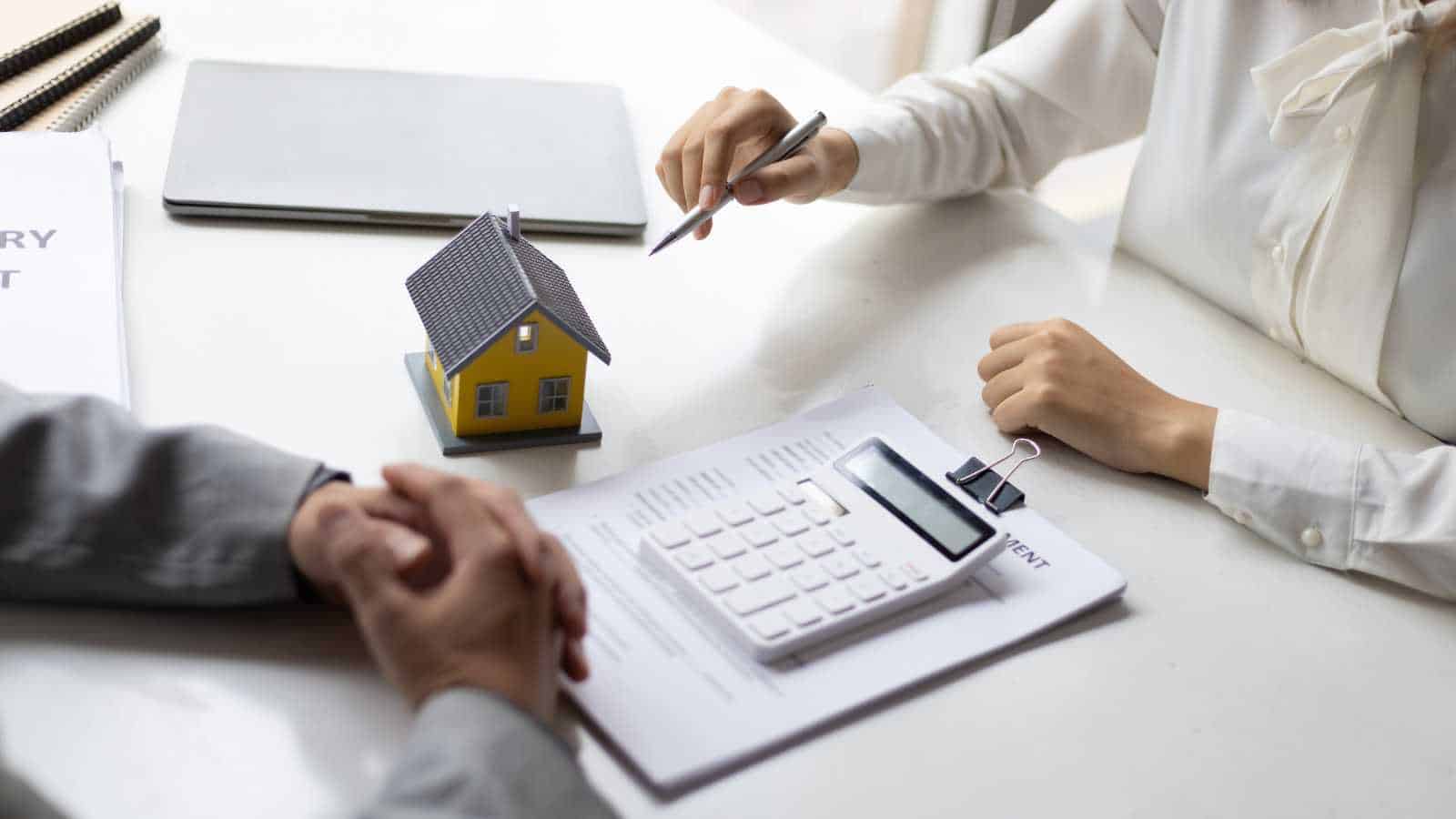 Mortgage rates are near a one-year high, but 63% of builders are offering incentives—9 deals buyers should ask for