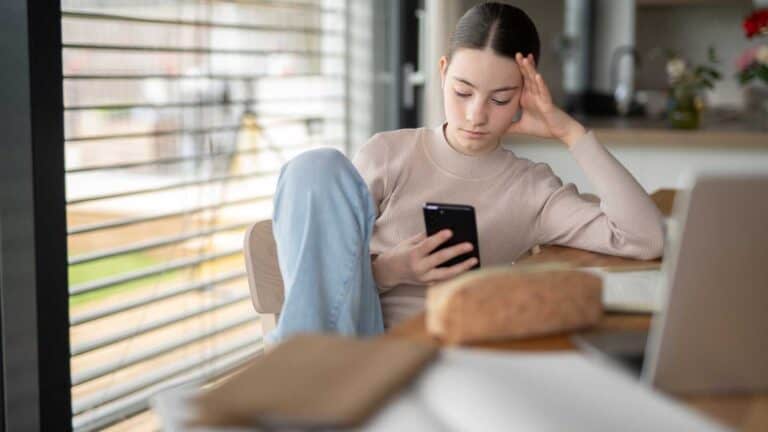 insecure girl self comparing with social media