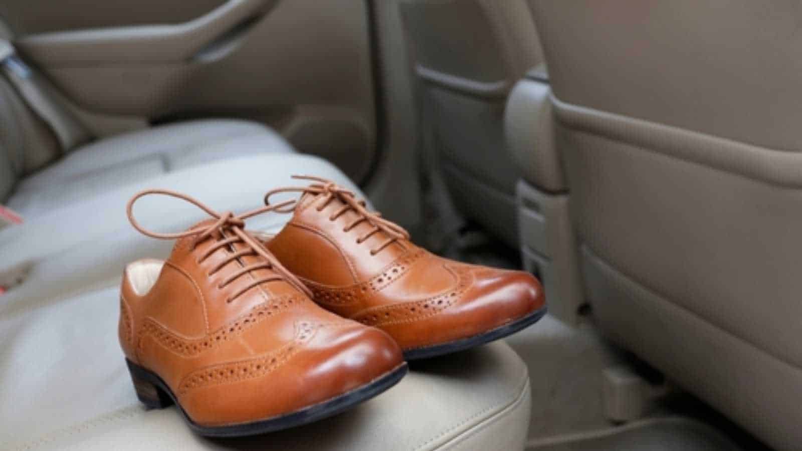 simple car seat safety habits parents use to avoid forgetting a child in the back seat