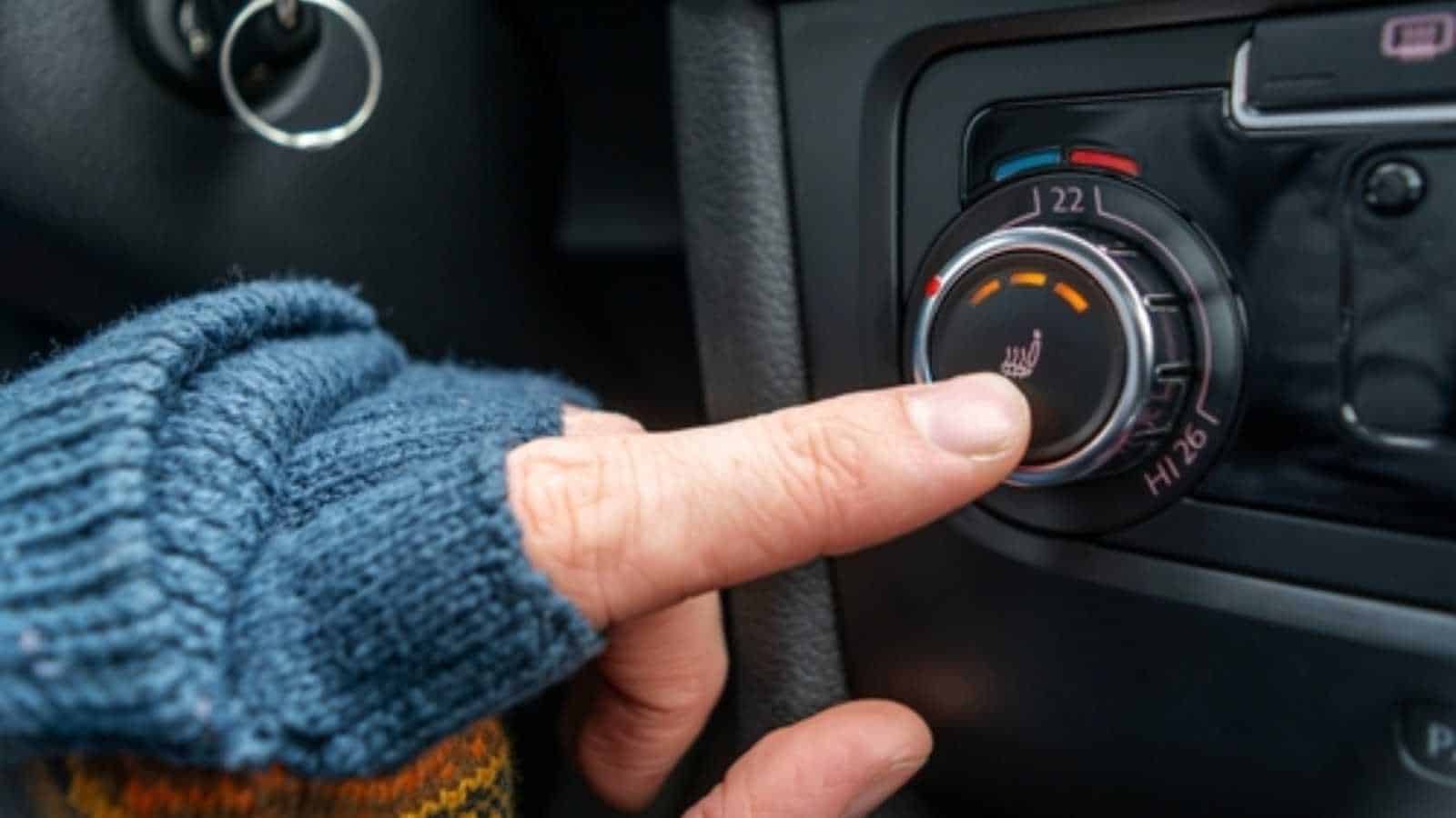 simple car seat safety habits parents use to avoid forgetting a child in the back seat