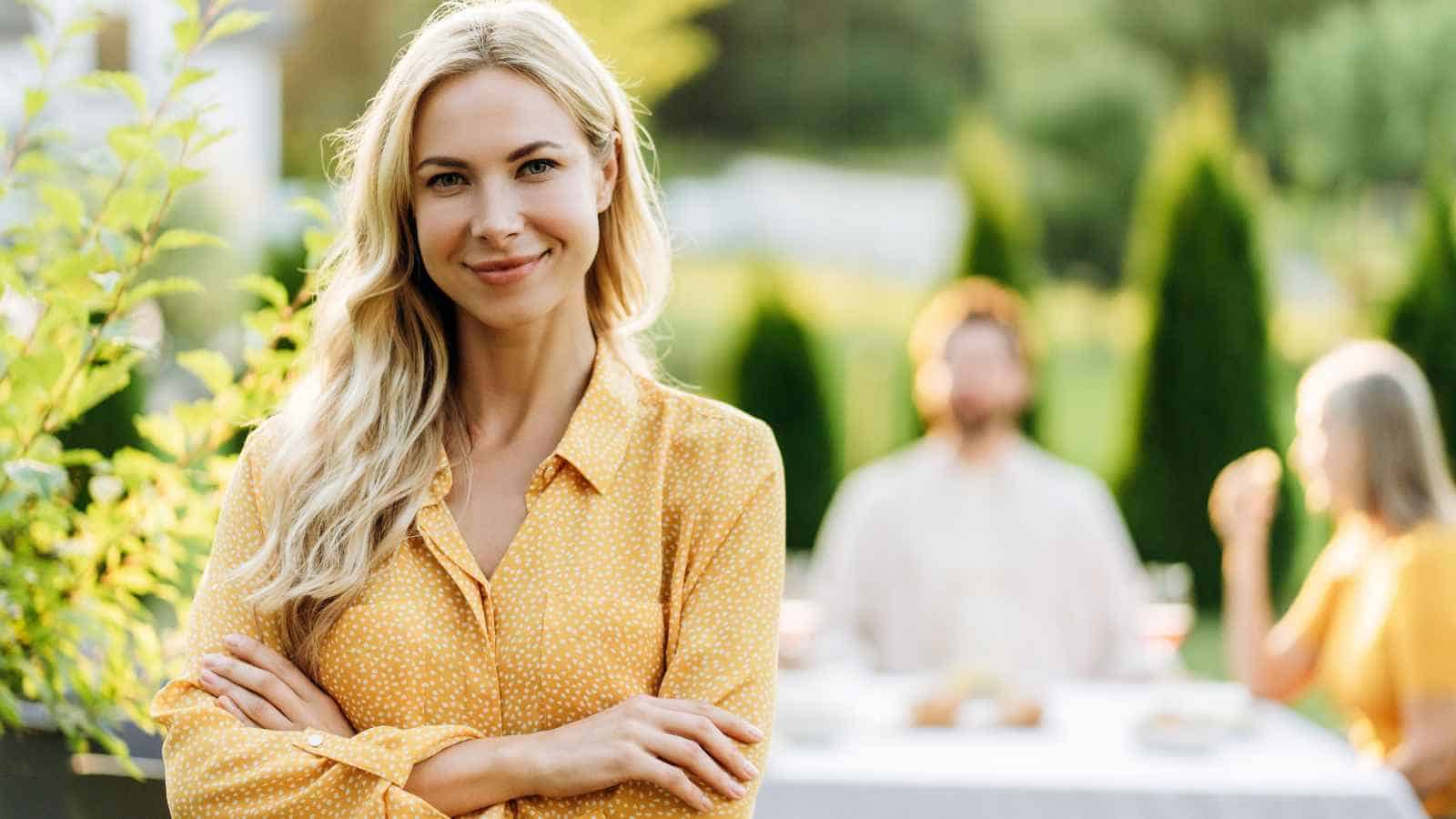 12 Key Appearance Traits Senior Men Often Notice in Women