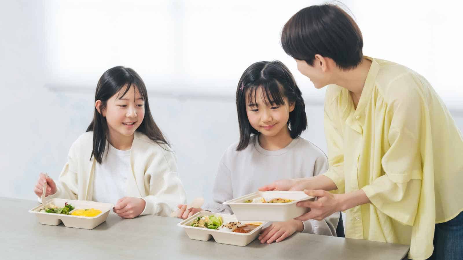 How parents handle it when kids’ friends join dinner unexpectedly