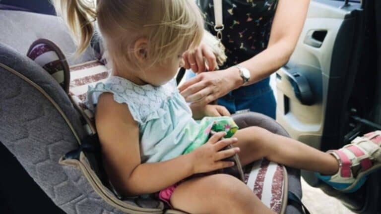 simple car seat safety habits parents use to avoid forgetting a child in the back seat