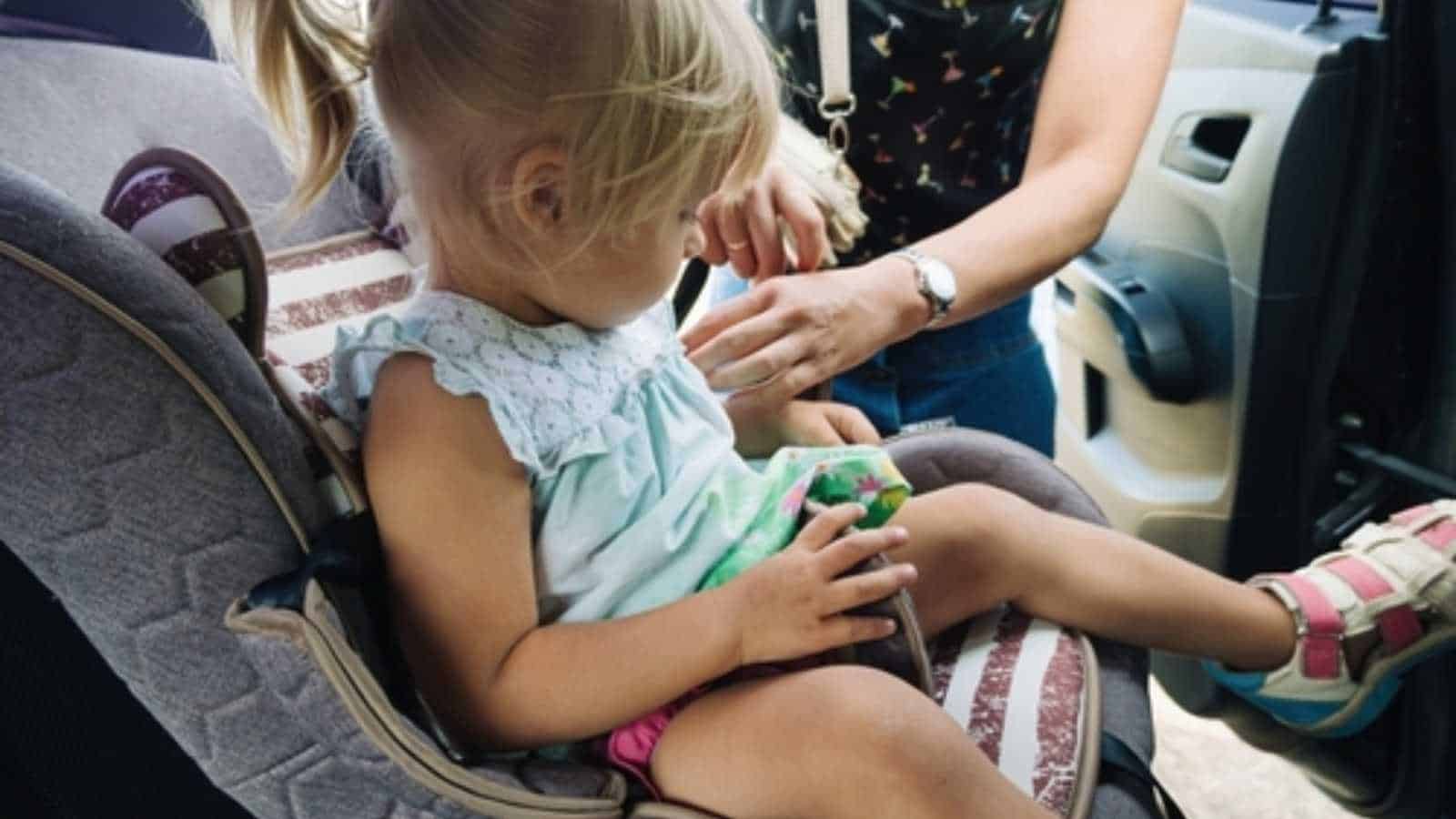 simple car seat safety habits parents use to avoid forgetting a child in the back seat