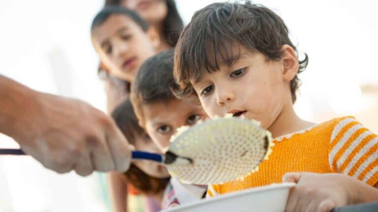 How parents handle it when kids’ friends join dinner unexpectedly