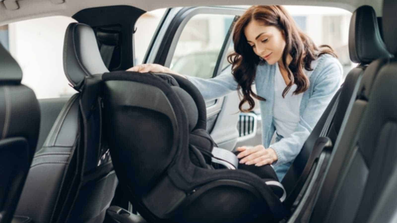 simple car seat safety habits parents use to avoid forgetting a child in the back seat