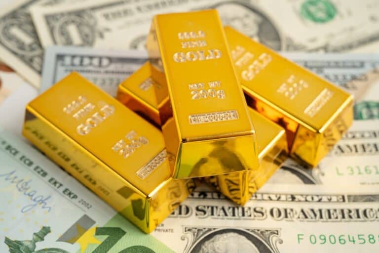 Central banks turn away from the dollar as gold demand surges in a shifting global economy